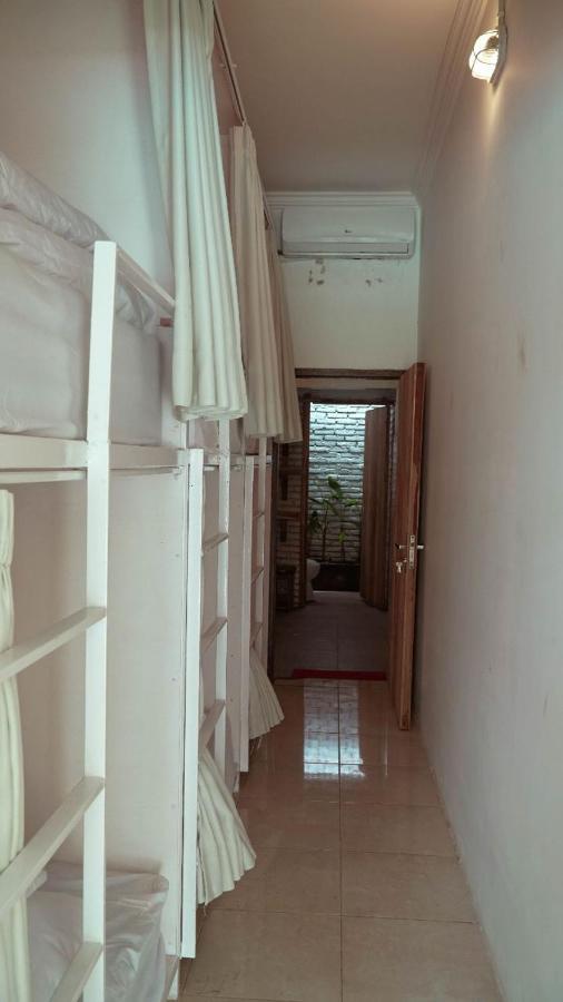 Indonesia Backpacker Hostels Kuta  Екстер'єр фото