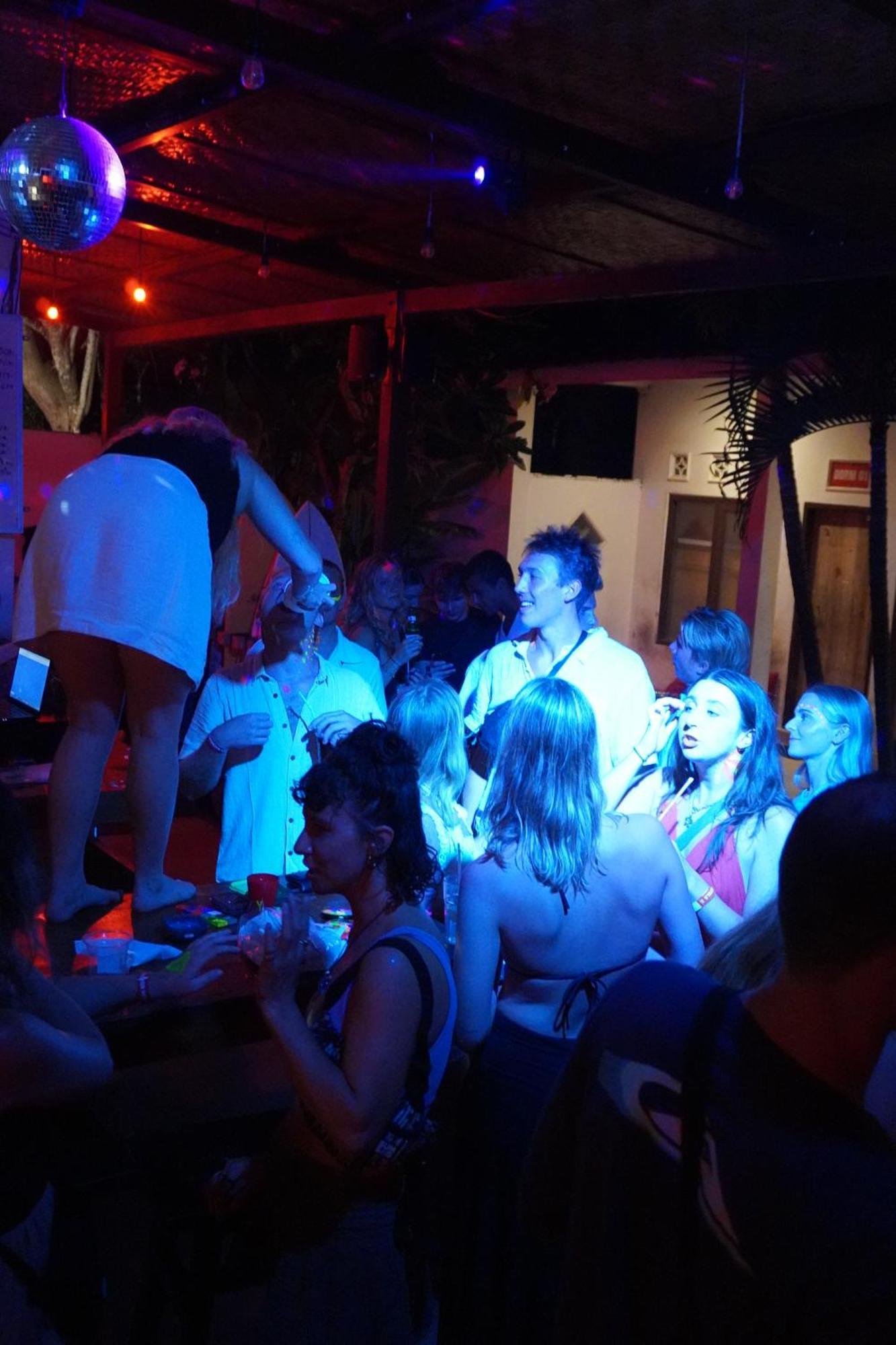 Indonesia Backpacker Hostels Kuta  Екстер'єр фото